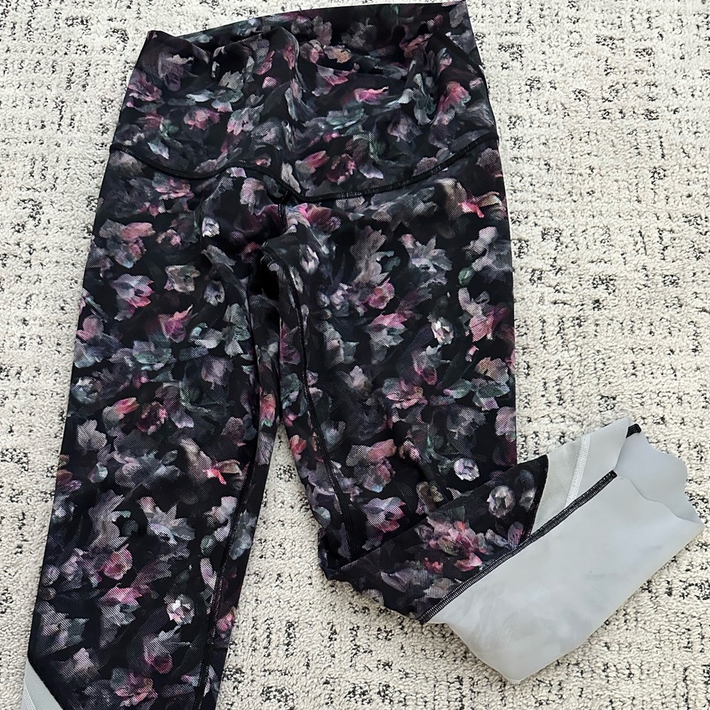 Wunder Under Scalloped Hem High-Rise Crop 23" size 6